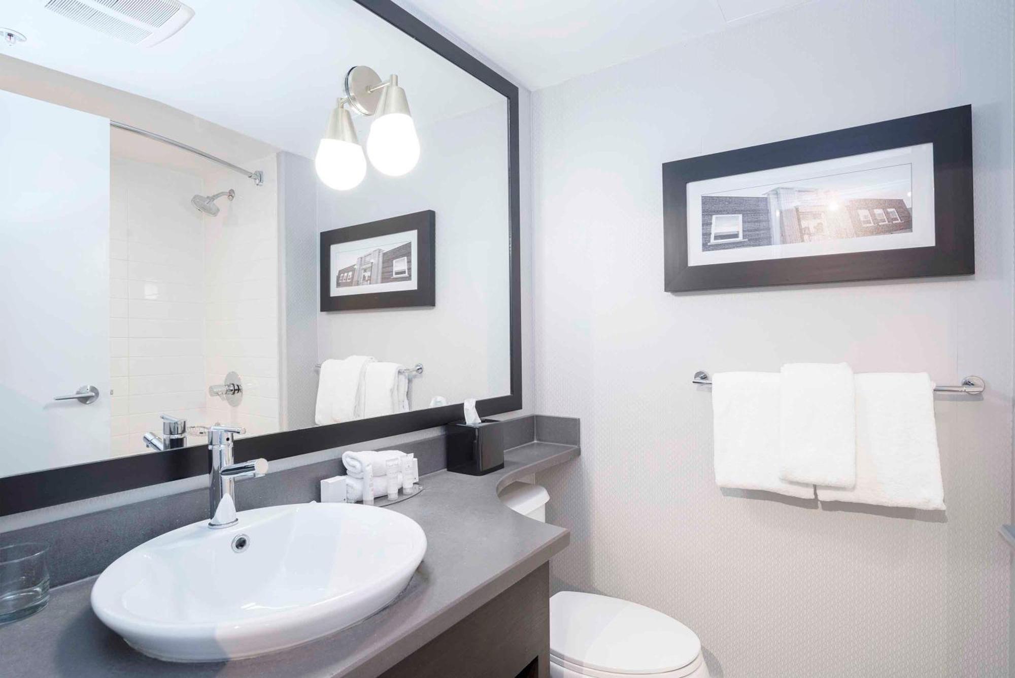Sandman Signature Prince George Hotel Bagian luar foto