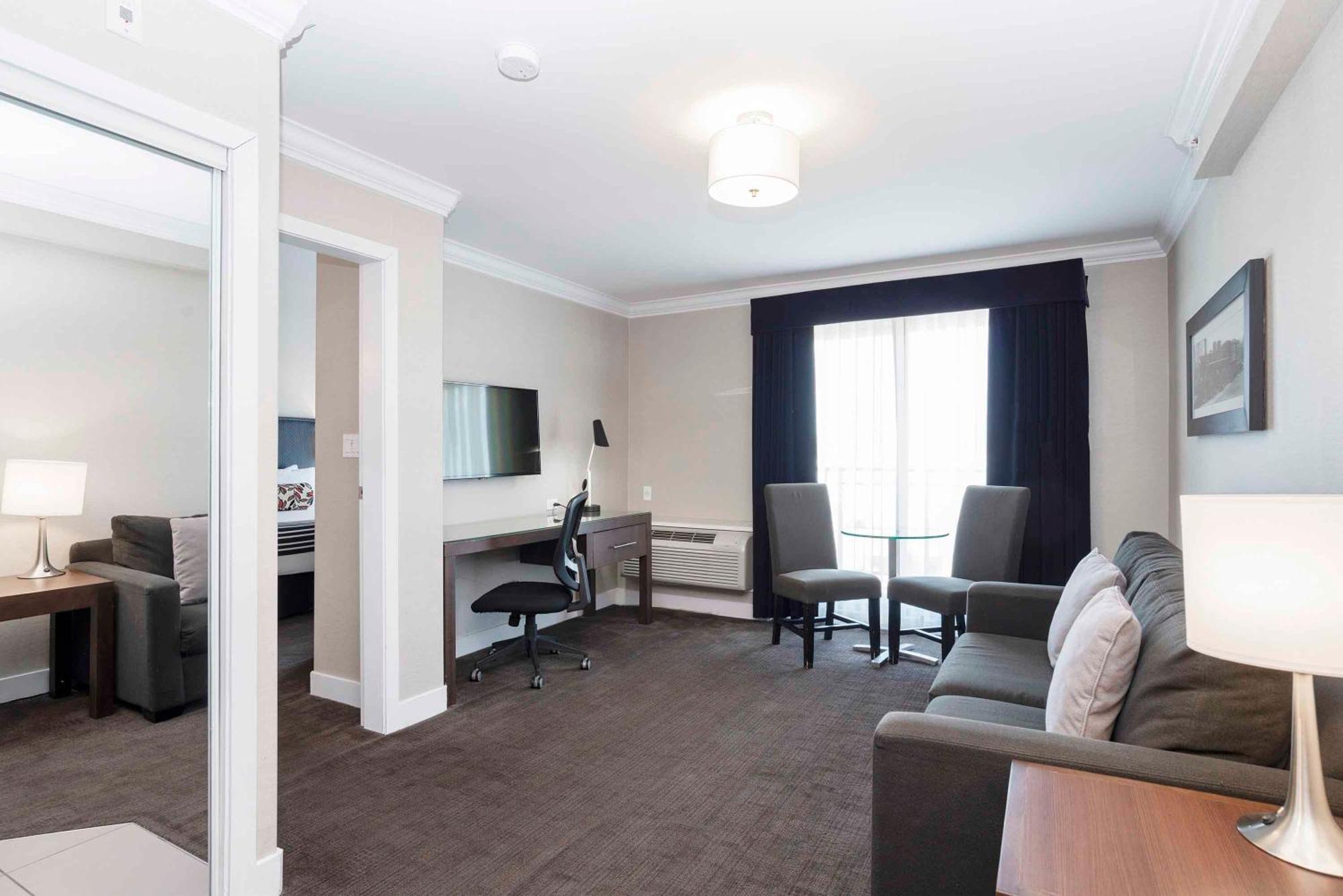 Sandman Signature Prince George Hotel Bagian luar foto